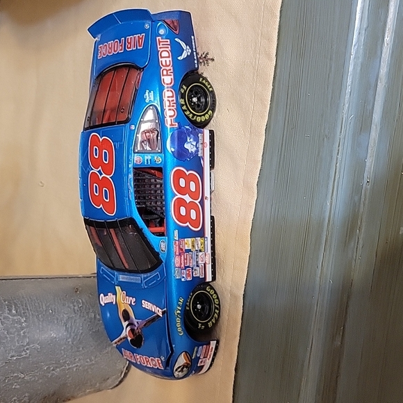 Dale Jarrett Nascar #88 Air Force 1:24 Scale Stock Car 2000 - Picture 4 of 7